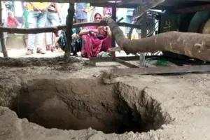 अयोध्या : बंद पड़ी बोरिंग धंसने से 90 फिट बोरवेल में गिरा युवक, रेसक्यू कर निकाला गया