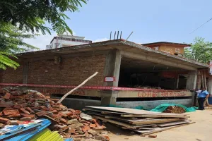 लखनऊ : रोक के बाद भी खोदा बेसमेंट, निर्माण सील