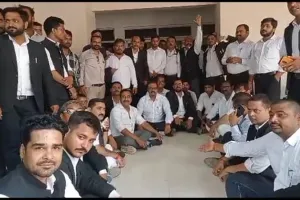 प्रतापगढ़ : पर्चा काउंटर पर तकरार, अधिवक्ता समेत तीन को जमकर पीटा