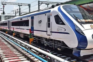 Vande Bharat Train : लखनऊ से गोरखपुर आ रही वंदे भारत ट्रेन पर एक बार फिर चलाए गए पत्थर, इस बार एसी का चटका शीशा