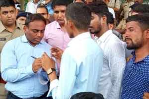 MP: 150 विद्यार्थियों ने 20 किलोमीटर पैदल चलकर जताया विरोध, DM कार्यालय प्रदर्शन, सरकारी विद्यालय में अव्यवस्थाओं का मामला