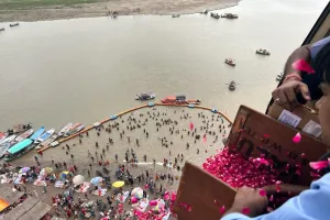 प्रयागराज: संगम तट पर हेलीकॉप्टर से कांवड़ियों पर हुई पुष्प वर्षा, देखें Video