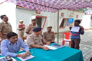 सीओ साहब! मैं डेढ़ वर्षों से भाग रहा हूं, पत्नी जेल में है..., आत्मसमर्पण करने आया हूं- पोस्टर लिए थाने पहुंचा आरोपी