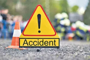 बाजपुर: वाहन ने शटर तोड़ा, परिवार अंदर फंसा 