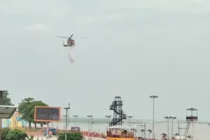 अयोध्या में शिवभक्तों पर हेलीकॉप्टर से हुई फूल वर्षा