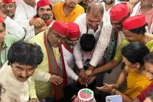 Banda News : पार्टी कार्यालय में केक काटकर मनाया सपा सुप्रीमो अखिलेश यादव का जन्मदिन, लंबी उम्र की कामना 