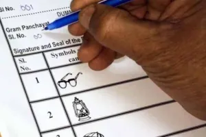 वृद्ध और असमर्थ मतदाताओं को मिलेगी घर बैठे मतदान की सुविधा, कर्मचारी मतदाता के घर पहुंच कर करवाएंगे मतदान
