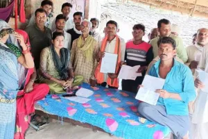 Banda: मर्का के दो सैकड़ा किसानों ने दी जहर खाकर सामूहिक आत्महत्या की चेतावनी, सीएम के जनता दरबार में की फरियाद