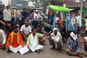 Banda: बिजली कटौती के विरोध में किसानों ने नेशनल हाईवे पर लगाया जाम, विभागीय अधिकारियों के खिलाफ की नारेबाजी