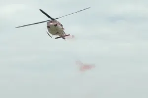 बाराबंकी में कांवड़ियों और श्रद्धालुओं पर प्रशासन ने हेलीकॉप्टर से की पुष्प वर्षा