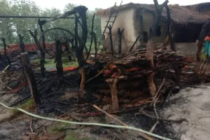 बहराइच: झोपड़ी में मच्छर भगाने के लिए सुलगाया था धुआं, फूस के मकान में लगी आग, मां-बेटे झुलसे