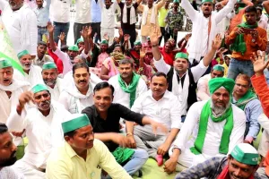 लखनऊ: पेड़ों की कटाई को रोकने के लिए किसानों ने एलडीए पर किया प्रदर्शन