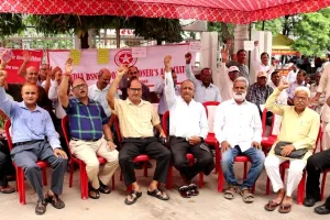 लखनऊ: BSNL-MTNL पेंशनर एसोसिएशन ने किया धरना प्रदर्शन, पेंशन रिवीजन की उठाई मांग