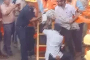 MP: विदिशा जिले में बोरवेल से बच्ची को निकाला गया, पहुंचाया गया अस्पताल