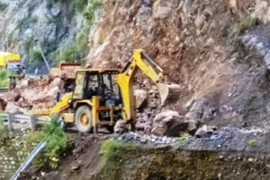 चमोली: बदरीनाथ हाईवे पर कार पर गिरा बोल्डर एक घायल