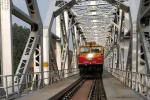 मणिपुर के लिए मालगाड़ी को गुवाहाटी से हरी झंडी दिखा किया रवाना