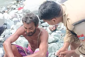 हल्द्वानी: गौला नदी में फंसा युवक, पुलिस ने किया रेस्क्यू