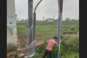 बरेली: बदायूं रोड पर बिजली के खंभों पर लगाई गई पाॅलीथिन, सावन के चलते अधिकारियों की ने की तैयारी