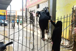 बरेली: ऐ गरीब जनता... तेरी किसी को क्या परवाह, सेतु निगम ने अचानक बंद कर दिया जिला अस्पताल का मुख्य रास्ता