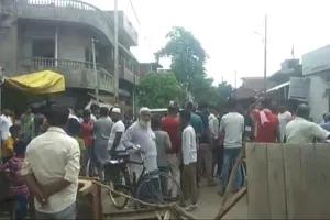 बाराबंकी: हाईटेंशन लाइन की चपेट में आने से झुलसी किशोरी, गुस्साए लोगों ने जाम की सड़क