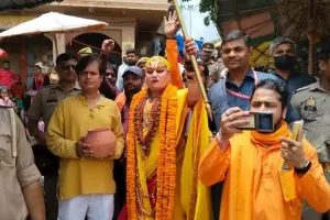 वाराणसी: ज्ञानवापी के बाहर किन्नर महामंडलेश्वर का तांडव, खुद पर किया जलाभिषेक, जानें पूरा मामला