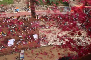 Chitrakoot : तीर्थक्षेत्र में श्रद्धालुओं पर विमान से बरसाए गए फूल, पहली बार सोमवती अमावस्या पर हुई पुष्पवर्षा