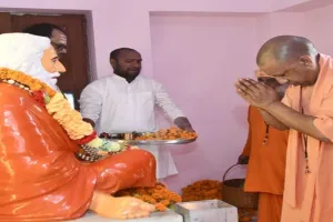 Guru Purnima: गुरु पूर्णिमा पर गोरखनाथ में मंदिर सीएम योगी ने की पूजा-अर्चना, सुनीं जन शिकायतें 