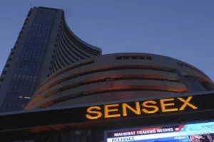 शुरुआती कारोबार में सेंसेक्स, निफ्टी कमजोर, इंफोसिस लगभग आठ प्रतिशत टूटा 