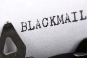 मुरादाबाद : पूर्व मंत्री के पुत्र को ब्लैकमेल करने के आरोप में बाप-बेटी समेत तीन पर मामला दर्ज