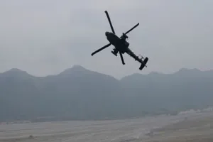 ऑस्ट्रेलियाई सेना का हेलीकॉप्टर आपात स्थिति में जलक्षेत्र में उतारा गया, चालक दल के चार सदस्य लापता 