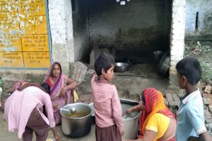 रायबरेली: स्कूलों में मिड-डे मील व्यवस्था बेपटरी, मानकों की जमकर हो रही अनदेखी