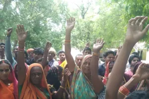 बहराइच: लेखपाल के विरुद्ध नहीं थम रहा आक्रोश, ग्रामीणों ने नारेबाजी करते हुए किया प्रदर्शन, जानें वजह  