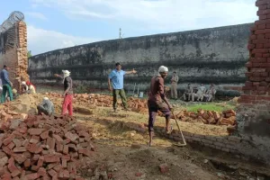इटावा में बड़ा हादसा होने से टला, जिला जेल की मुख्य वाउन्ड्री बॉल गिरी, बसपा सरकार में नहीं हुआ था पूरा निर्माण