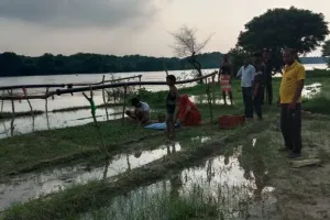 Etawah News : यमुना का बढ़ा जलस्तर, तटवर्ती इलाकों में बाढ़ का खतरा, ग्रामीणों का सतर्क रहने की दी गई चेतावनी