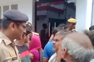 Farrukhabad News: पिता-पुत्र के शव मिलने पर परिजनों का हंगामा, दोहरे हत्याकांड में मृत आश्रितों को 50 लाख मिलेंगे