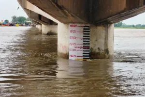 Farrukhabad में गंगा ने भरा उफान, स्कूल व गांव में भरने लगा पानी, Kanpur Dehat में यमुना का बढ़ा जलस्तर