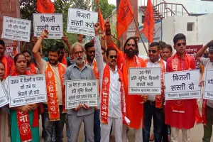 मुरादाबाद : शिवसेना कार्यकर्ताओं ने बिजली दर बढ़ाने के विरोध में किया प्रदर्शन