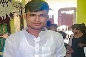 संभल: हाईटेंशन बिजली पोल से टकराई ट्रैक्टर ट्राली, मजदूर की मौत