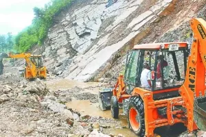 Uttarakhand Weather: अगले तीन दिन तक बारिश की संभावना, दो राष्ट्रीय राजमार्ग सहित 239 सड़कें बंद