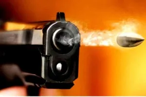 Mahoba News : दरवाजे पर निकले युवक को मारी गोली, मां की चीख सुन लोग हुए एकत्रित, झांसी मेडिकल कॉलेज रेफर