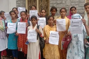 संभल: नौकरी का झांसा देकर युवतियों से लाखों ठग कर भागी कंपनी, हंगामा