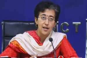 दिल्ली सरकार और नौकशाहों के बीच फिर टकराव, आतिशी ने की मुख्य सचिव की खिंचाई...जानिए क्यों?