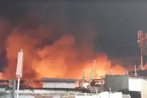 पश्चिम बंगाल के हावड़ा जिले में कपड़ा बाजार में लगी भीषण आग, धू-धूकर जलने लगीं दुकानें