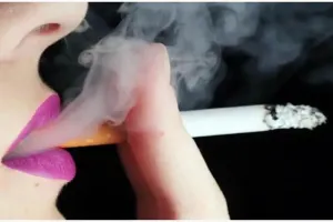 OMG! दुल्हन ने दिया फ्लाइंग Kiss और डांस करती मां उड़ाने लगी सिगरेट के छल्ले, दुल्हे ने तोड़ी शादी 