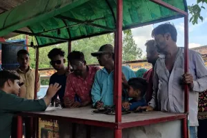 Kanpur Dehat News : इलाज के लिए सट्टी गांव पहुंची डॉक्टरों की टीम, आंखों की बीमारी से जूझ रहे लोग