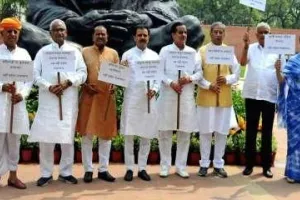 संसद में बीजेपी सांसदों का प्रदर्शन, बोले- विपक्ष को सिर्फ मणिपुर का मुद्दा ही दिखता
