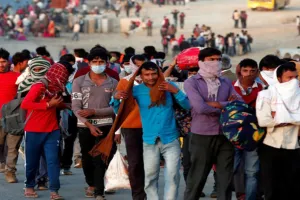 प.बंगाल पंचायत चुनाव: प्रवासी कामगारों के पैतृक स्थान लौटने से कोलकाता में कई सेवाएं प्रभावित