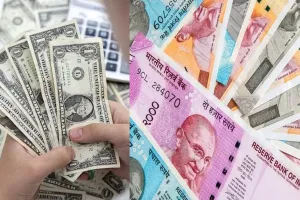अमेरिकी डॉलर के मुकाबले रुपया 12 पैसे गिरकर 82.05 पर पहुंचा