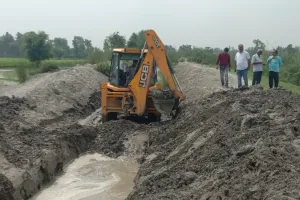 रायबरेली: शंकरपुर माइनर की शुरू हुई जेसीबी से  खोदाई, जिपं सदस्य के पत्र के बाद जागा विभाग