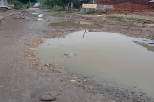 अयोध्या: अस्पताल को जाने वाली सड़क की ही सेहत खराब, जान जोखिम में डालकर चलते हैं लोग